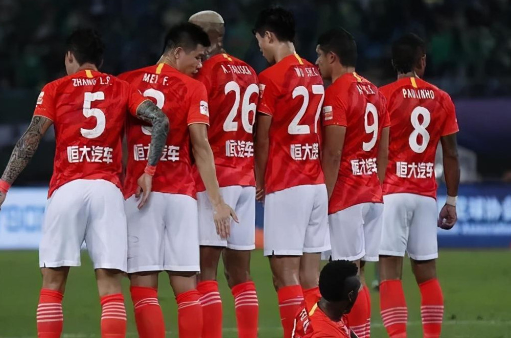 那不勒斯场边指挥情绪激动，莱比锡队员怒摔水瓶的简单介绍